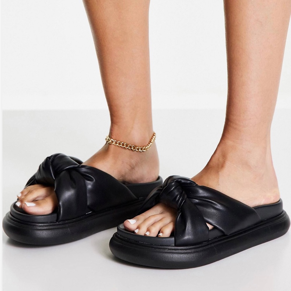 Worn once! Like new! Chunky knotted black flatform platform sandals US size 9